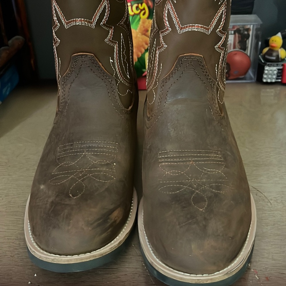 I am selling Herman survivors boots, men’s size 9